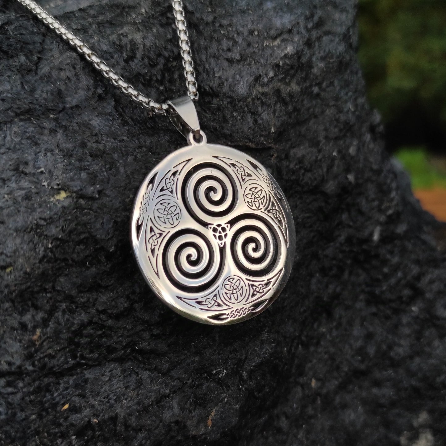 Collier médaillon triskell celtique