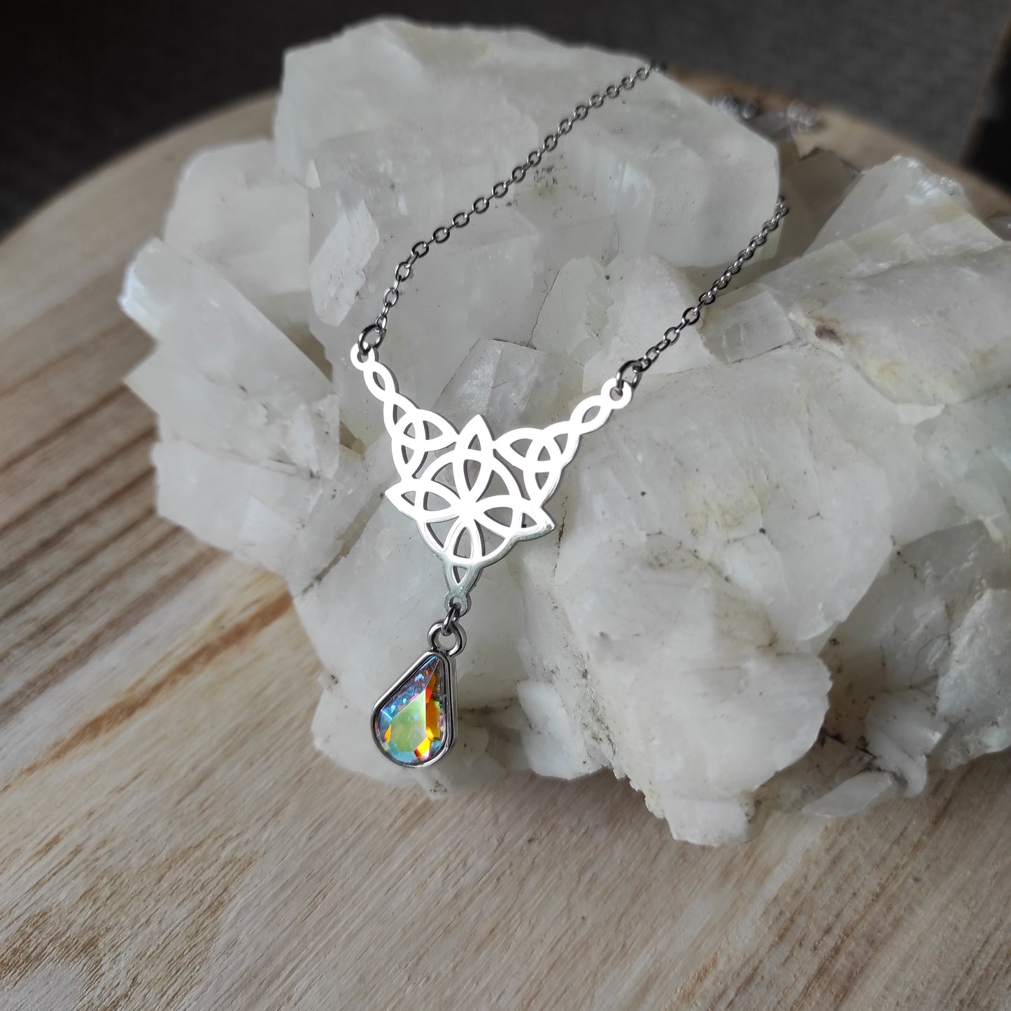 Collier pendentif noeud celtique et perle strass.
