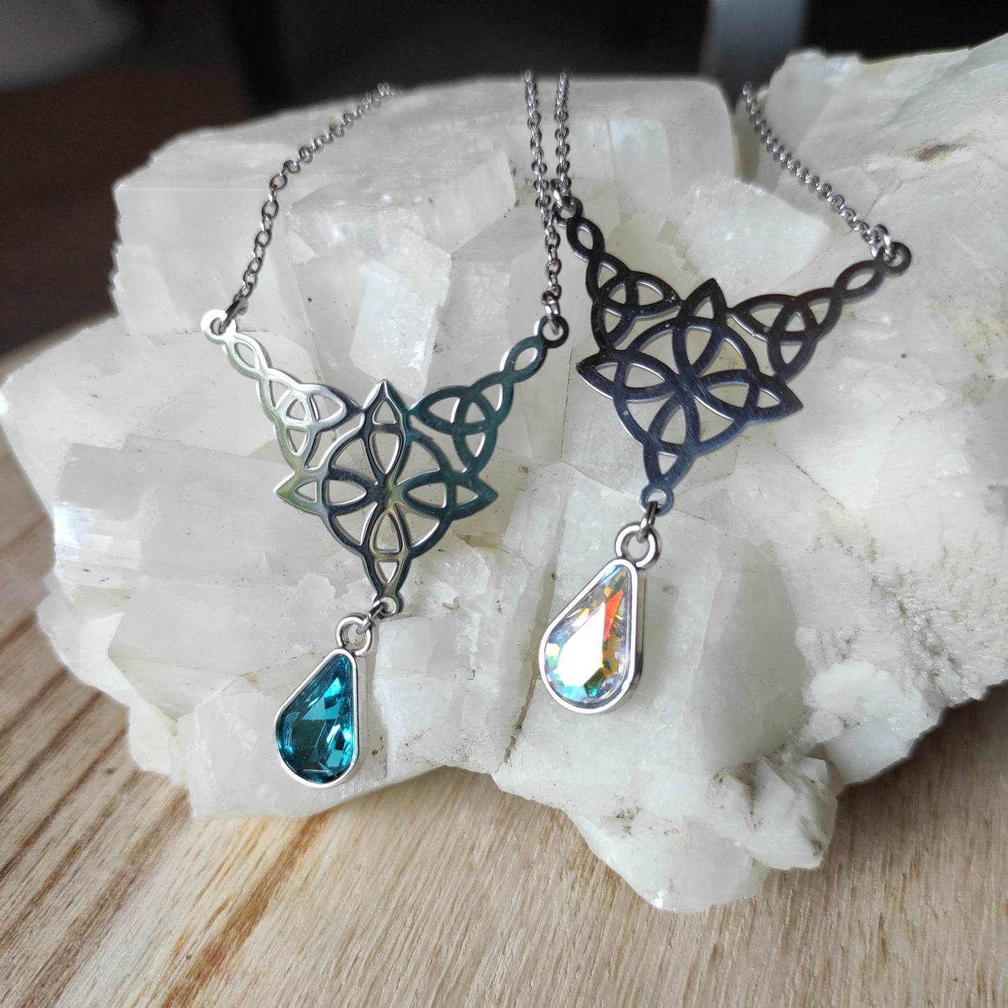 Collier pendentif noeud celtique et perle strass.