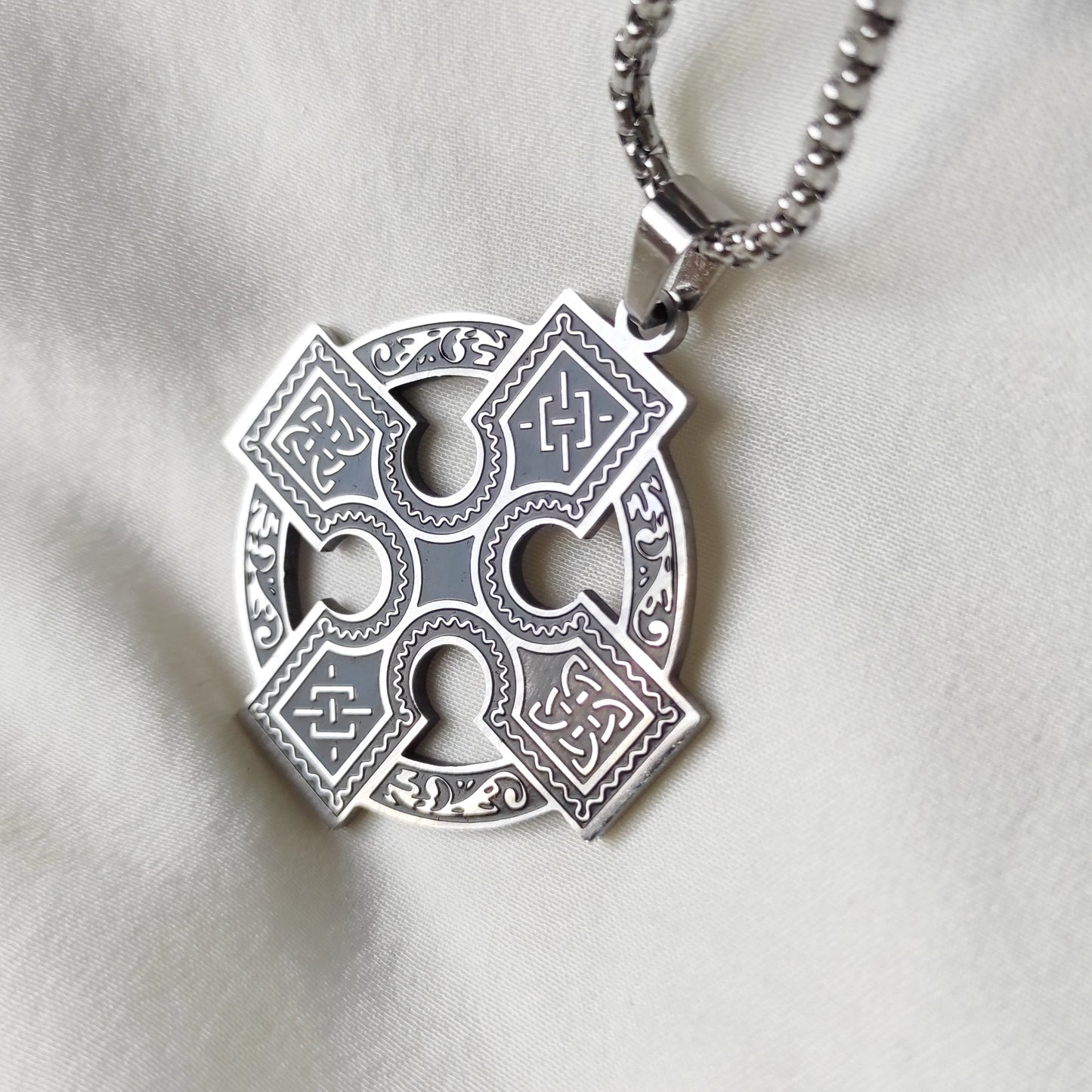 Collier chaîne pendentif Croix celtique ornementée