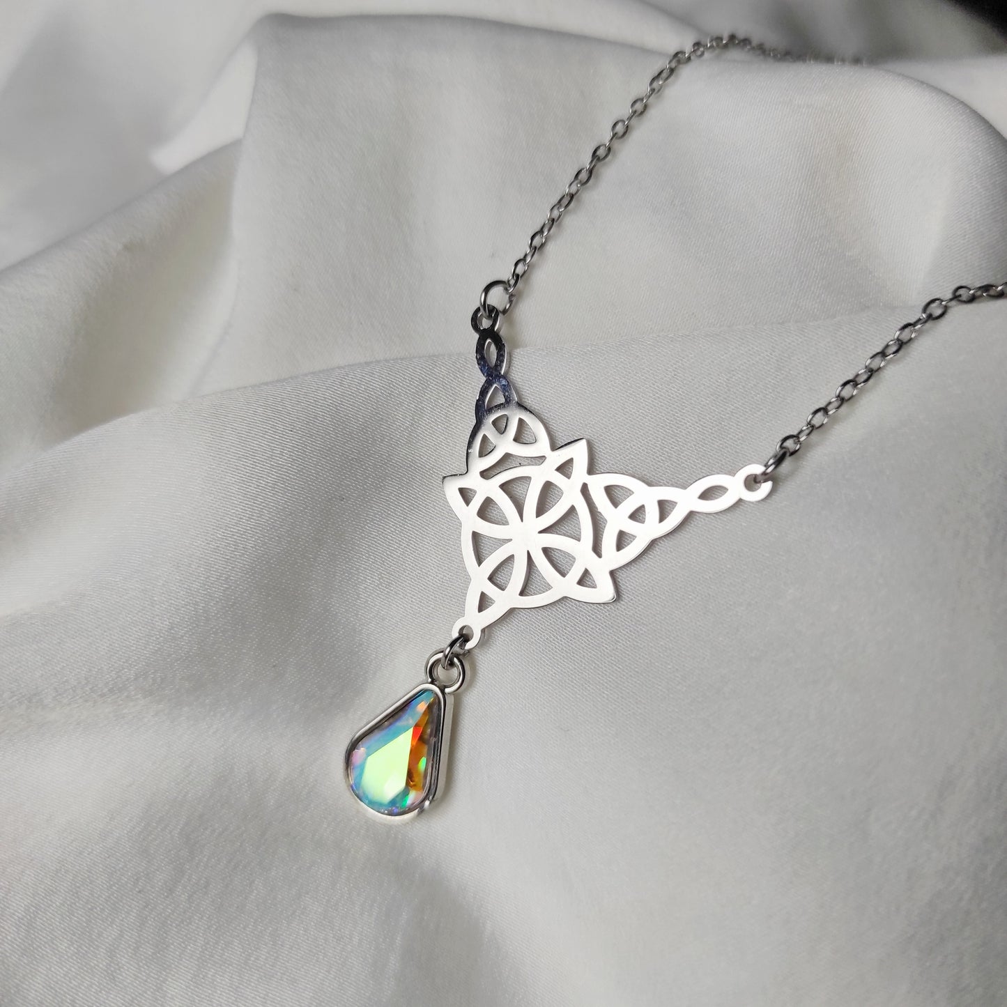 Collier pendentif noeud celtique et perle strass.