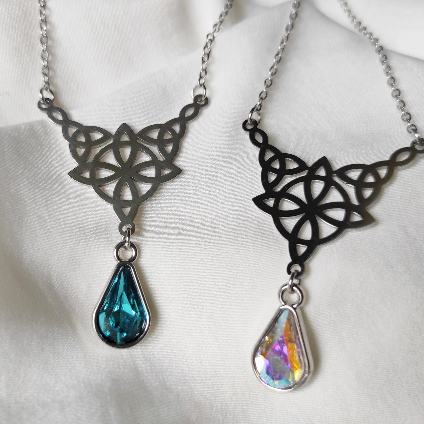 Collier pendentif noeud celtique et perle strass.