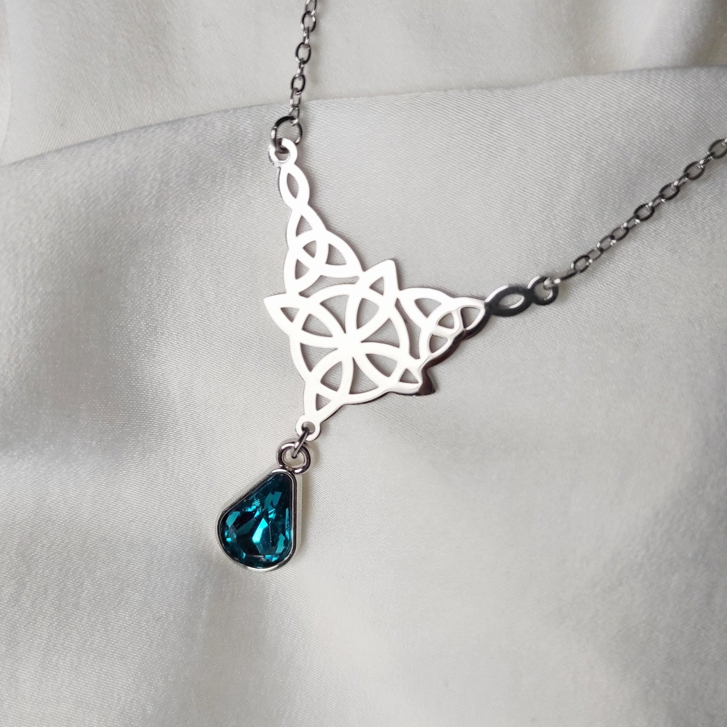 Collier pendentif noeud celtique et perle strass.