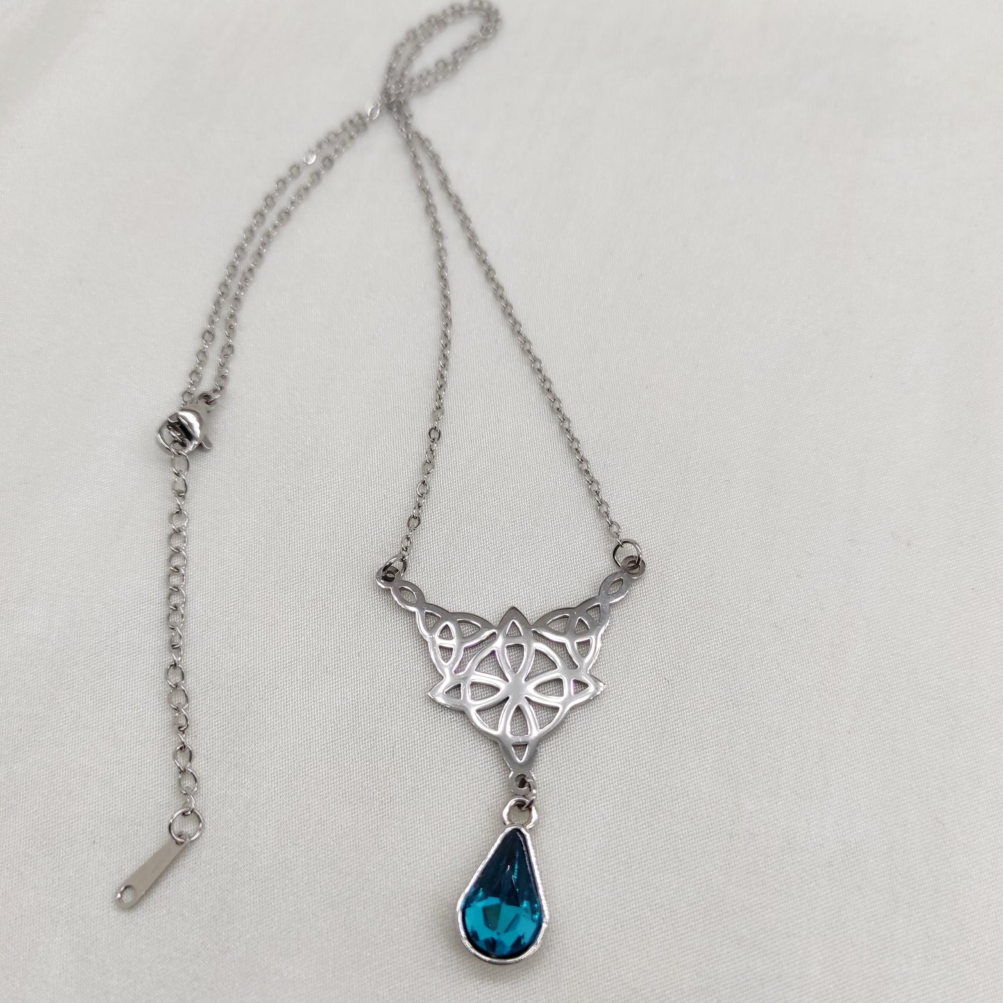 Collier pendentif noeud celtique et perle strass.