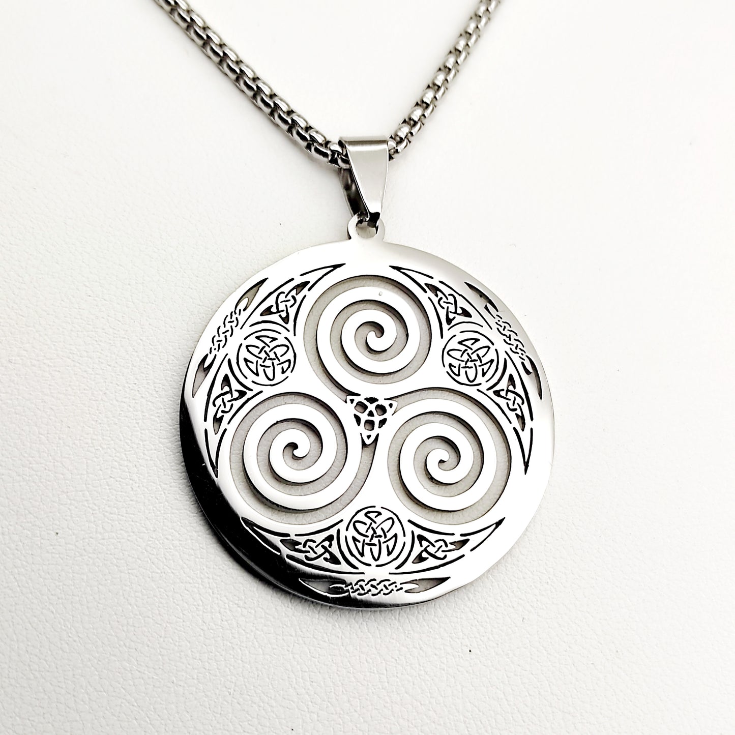 Collier médaillon triskell celtique