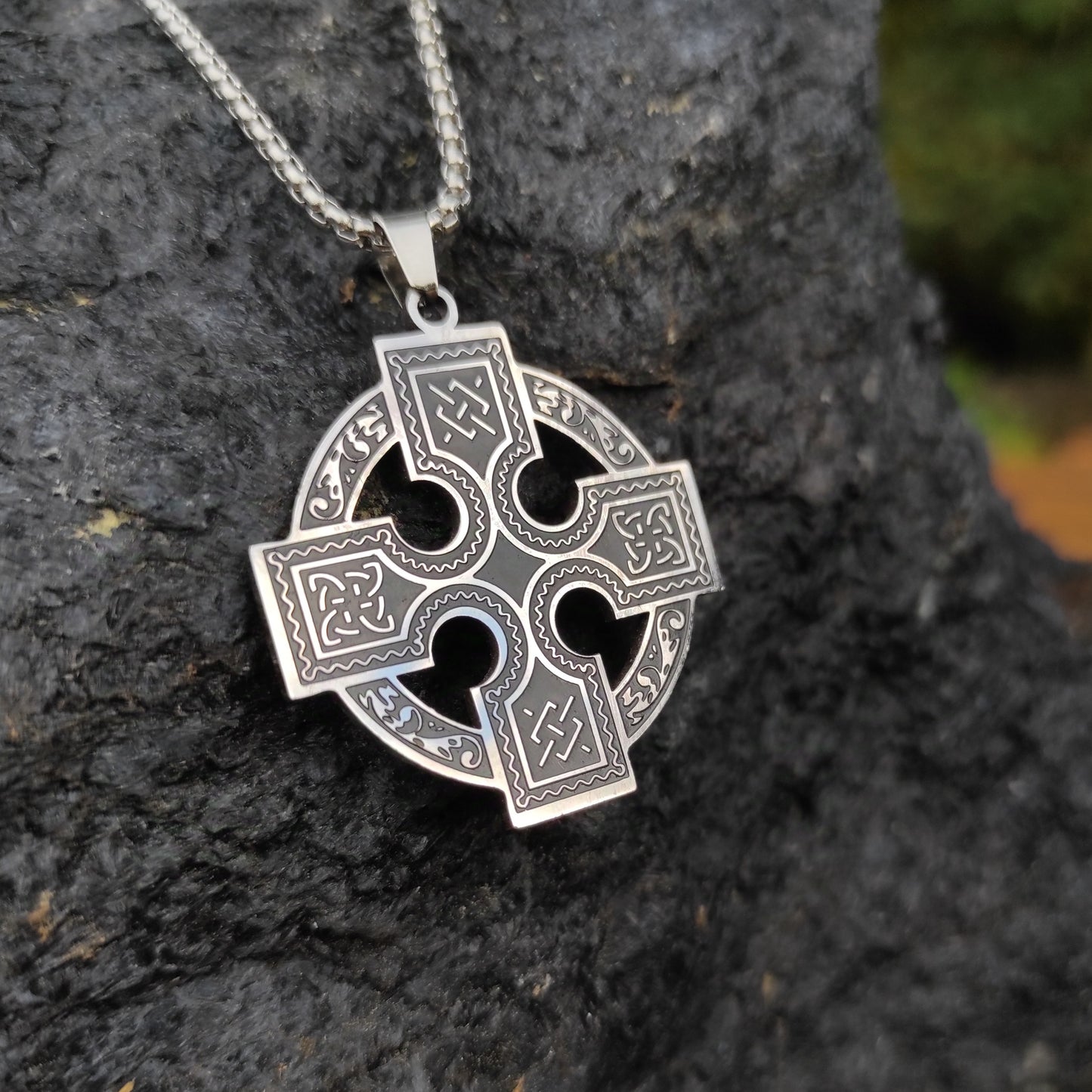Collier chaîne pendentif Croix celtique ornementée