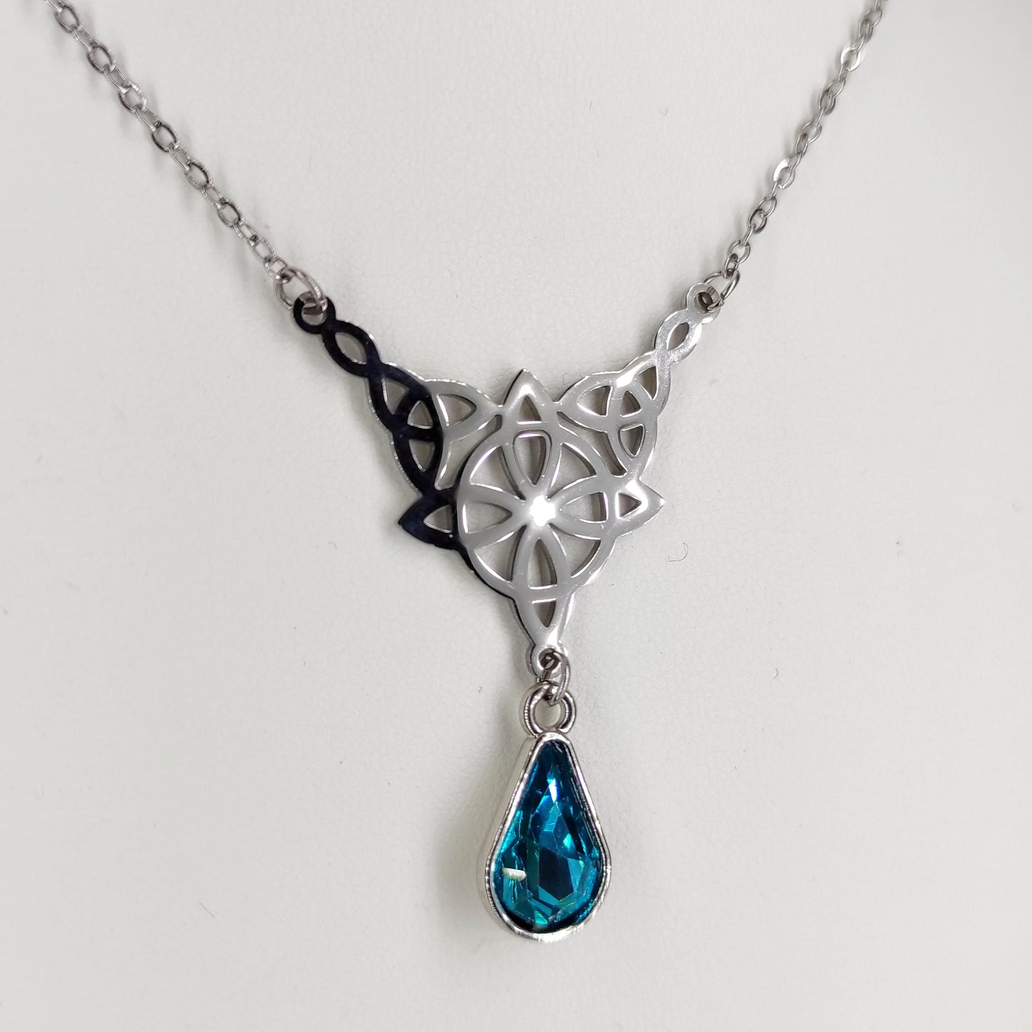 Collier pendentif noeud celtique et perle strass.