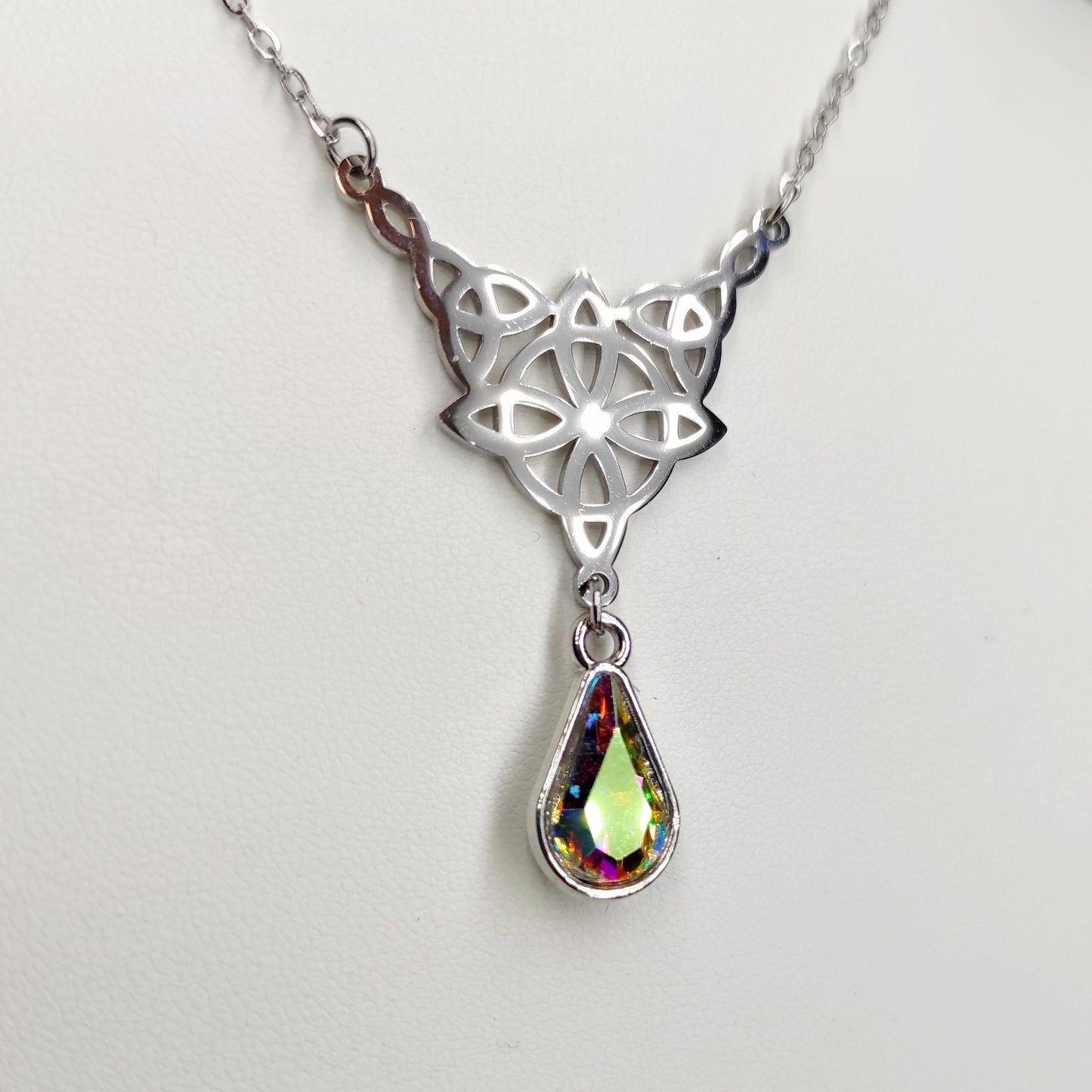 Collier pendentif noeud celtique et perle strass.