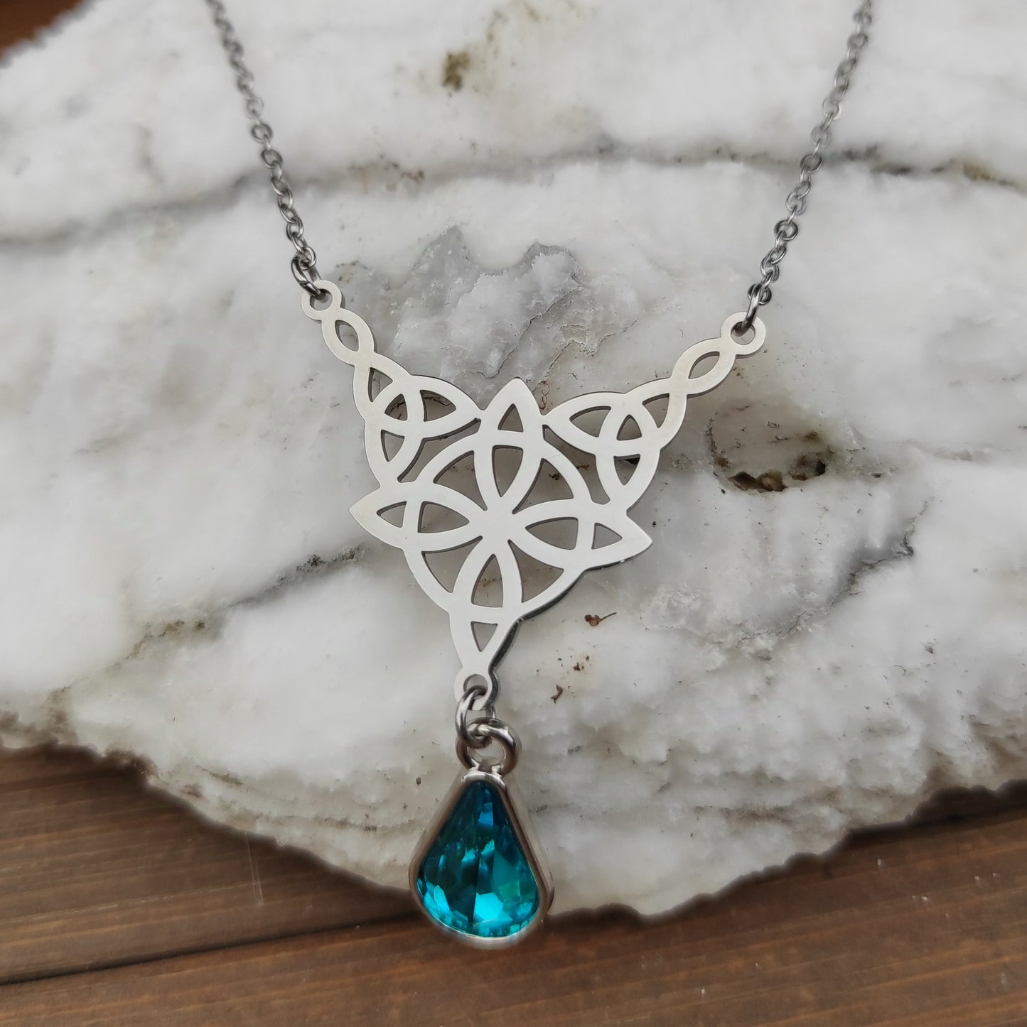 Collier pendentif noeud celtique et perle strass.