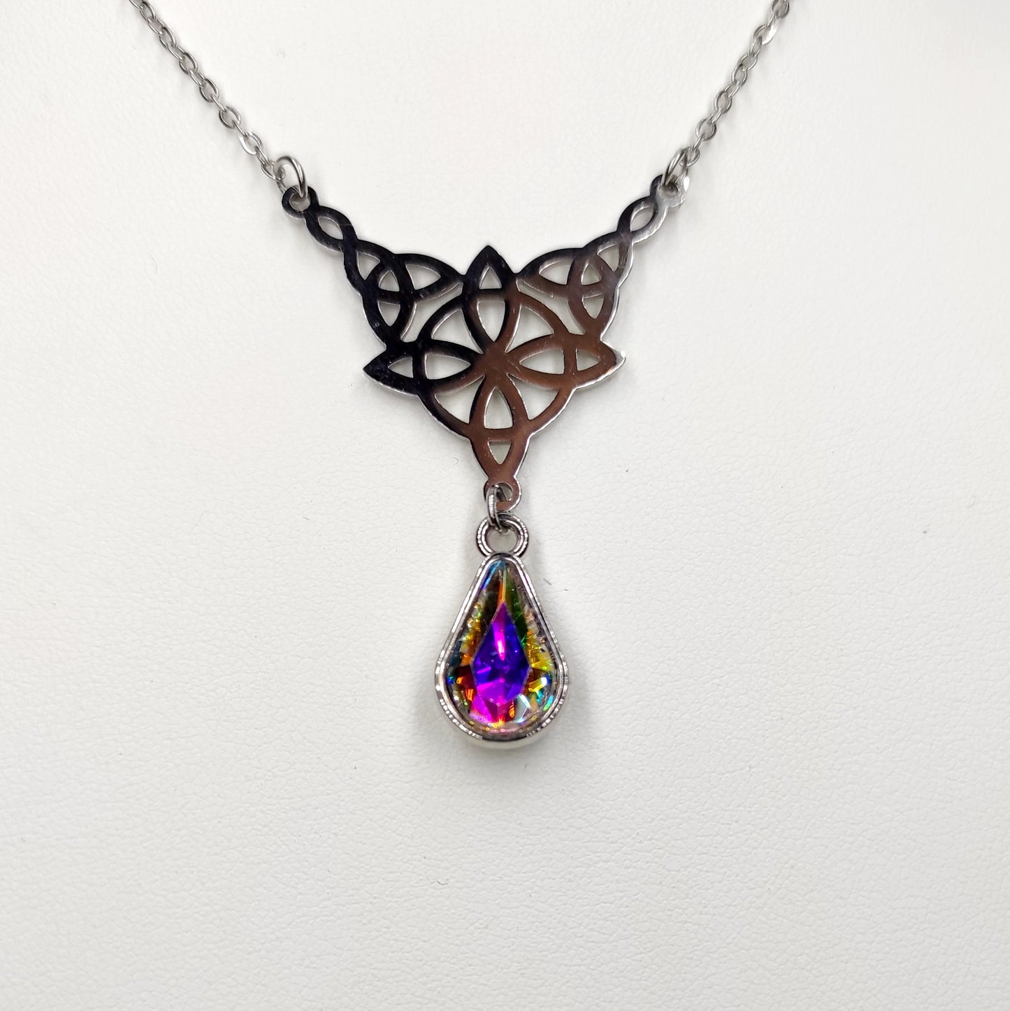 Collier pendentif noeud celtique et perle strass.