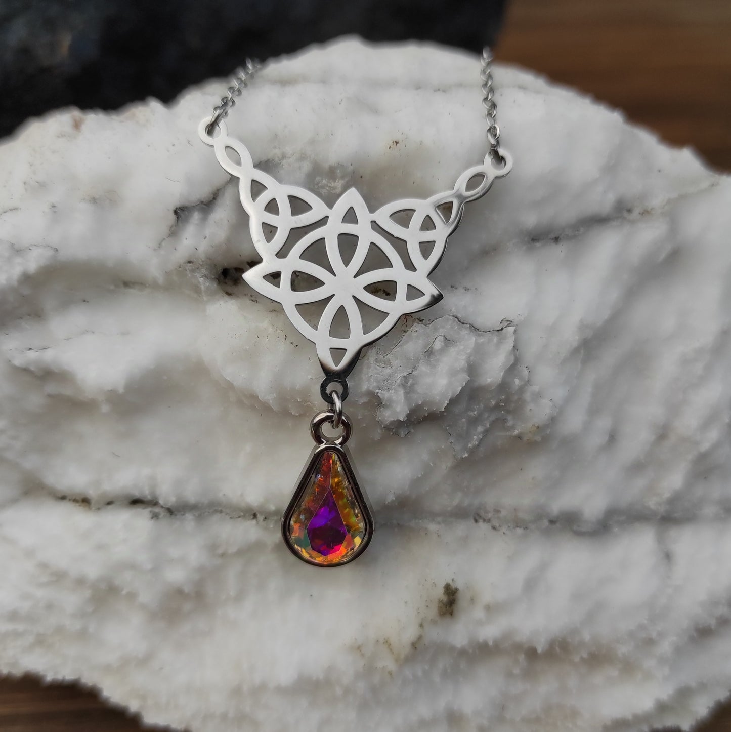 Collier pendentif noeud celtique et perle strass.