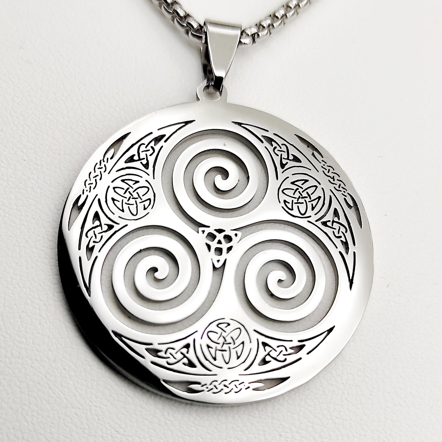 Collier médaillon triskell celtique