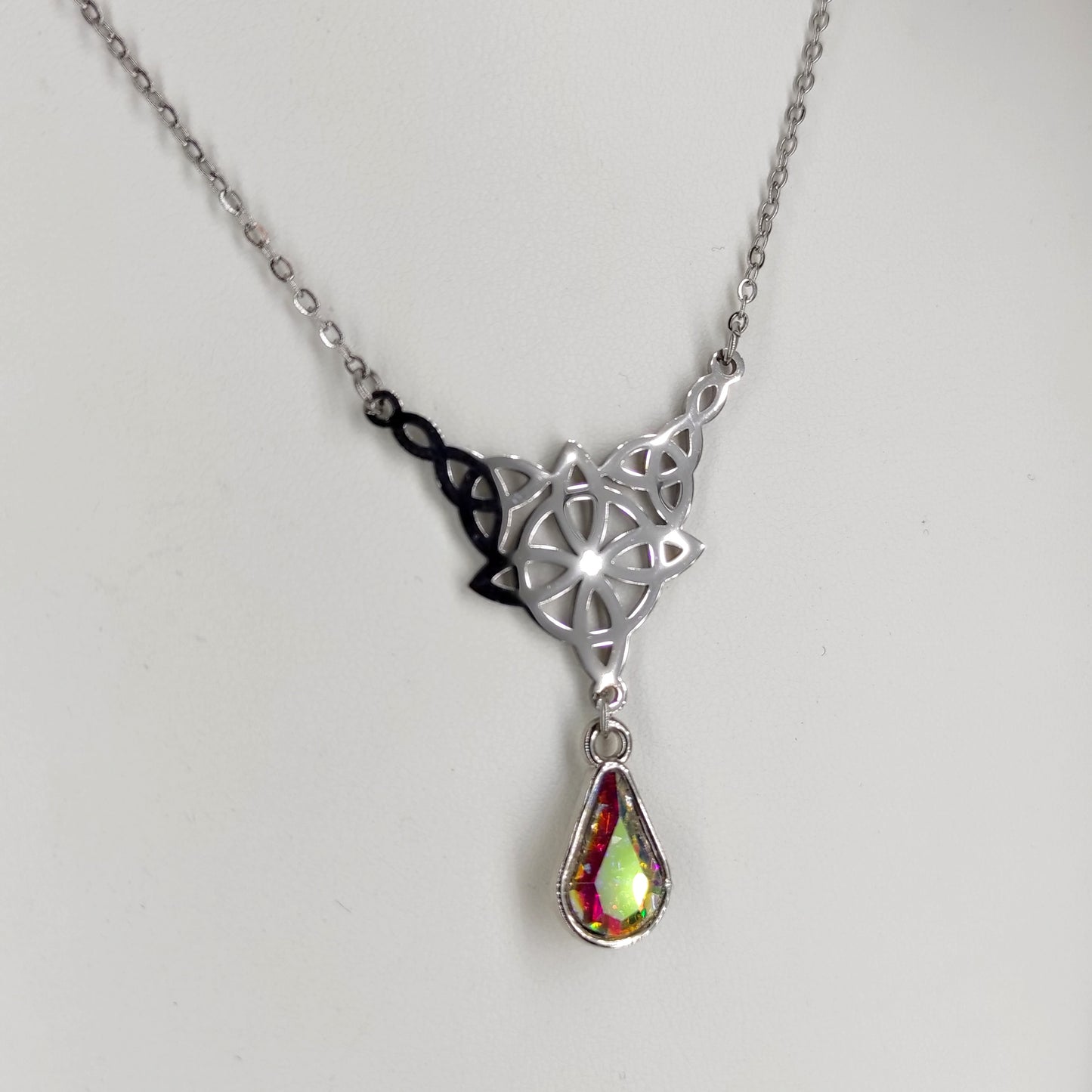 Collier pendentif noeud celtique et perle strass.