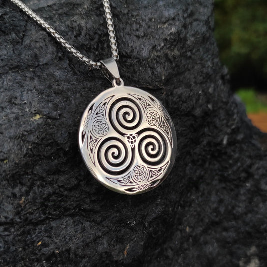 Collier médaillon triskell celtique