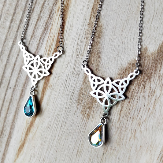 Collier pendentif noeud celtique et perle strass.