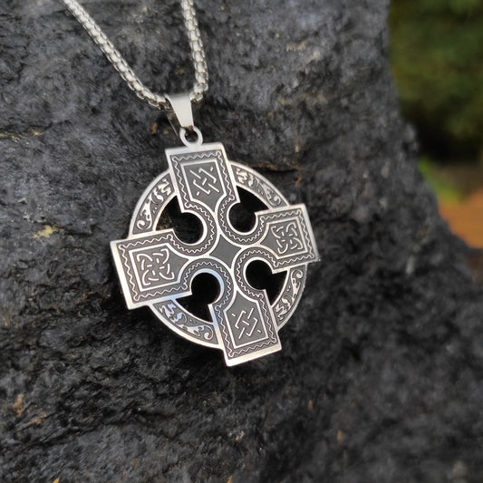 Collier chaîne pendentif Croix celtique ornementée