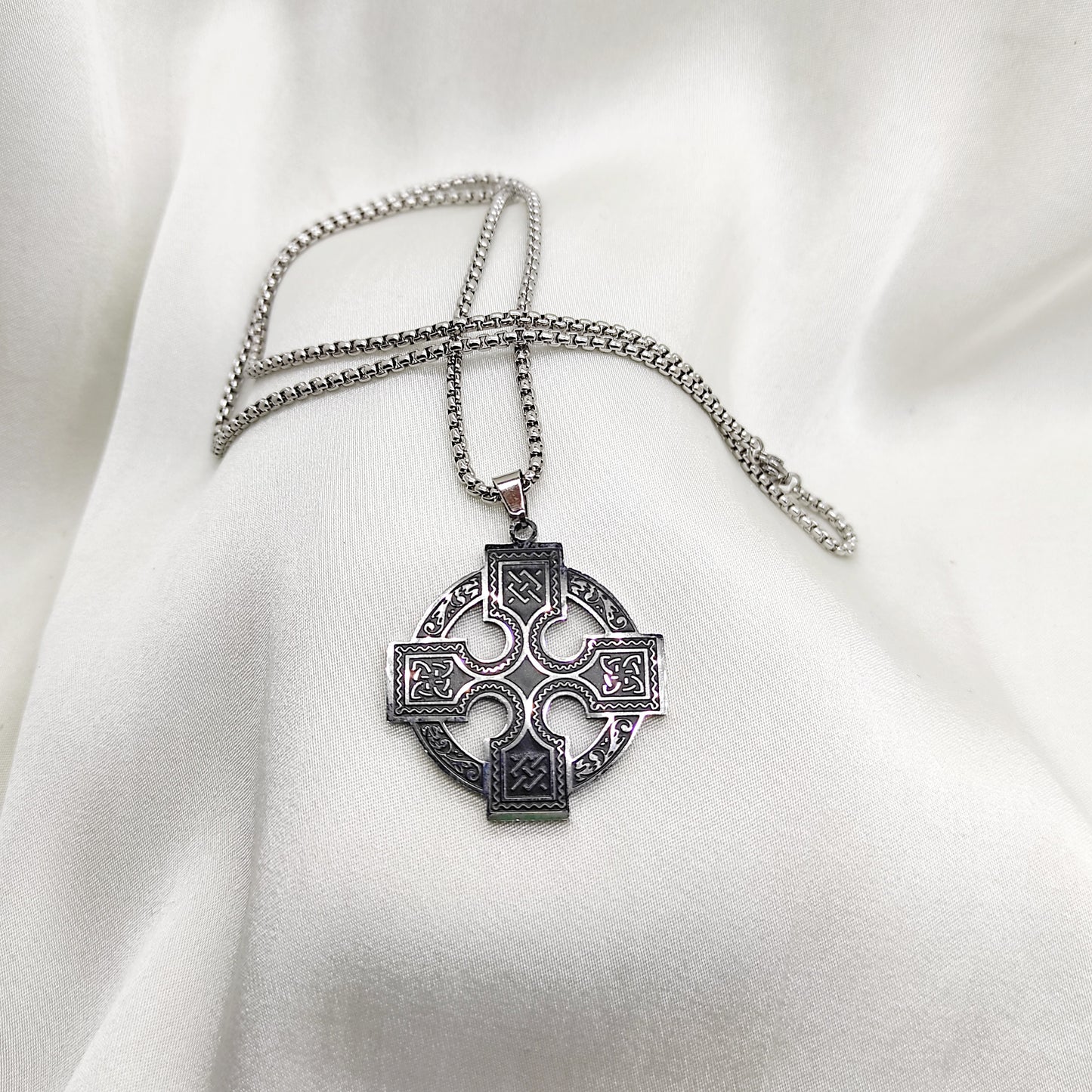 Collier chaîne pendentif Croix celtique ornementée
