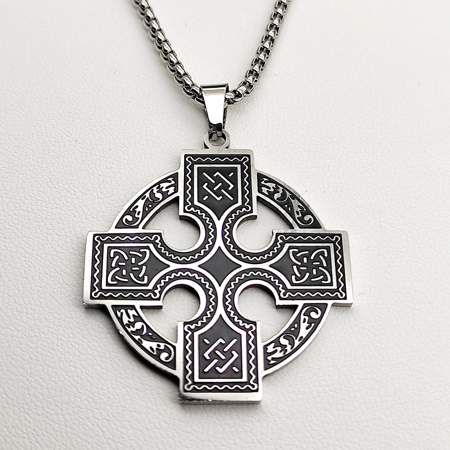 Collier chaîne pendentif Croix celtique ornementée